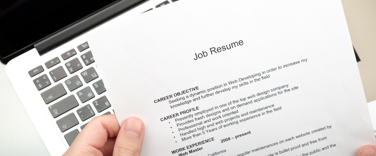 what s the difference between your resume and your linkedin profile
